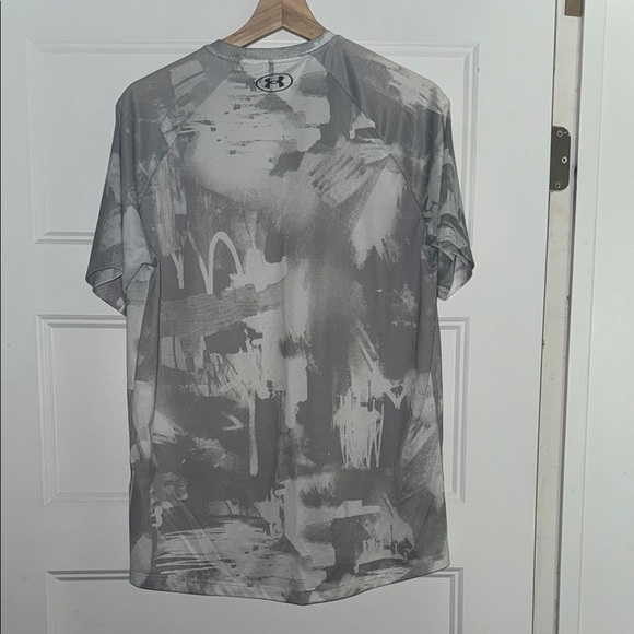 Under Armour Gray Short Sleeve Tee with Urban Camo Design - Picture 3 of 3